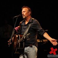 Kevin Costner & Modern West performing live at Gigale Paris photos | Picture 77801
